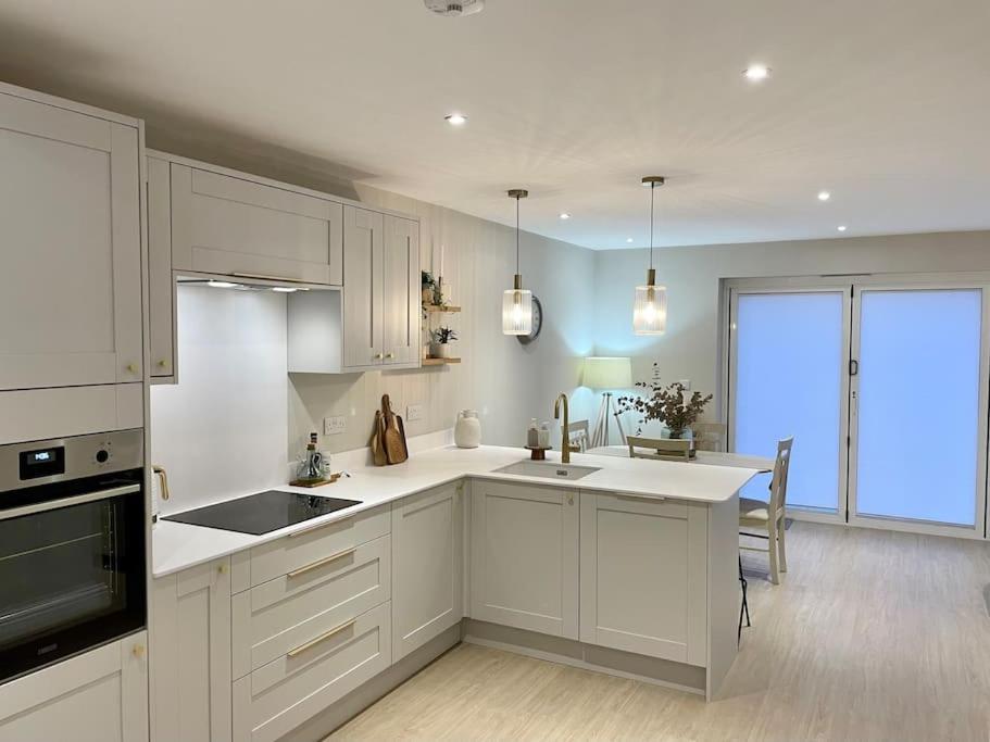 Modern, Central Bungalow With Large Garden บอร์นมัธ ภายนอก รูปภาพ