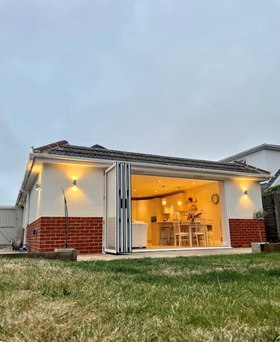 Modern, Central Bungalow With Large Garden บอร์นมัธ ภายนอก รูปภาพ