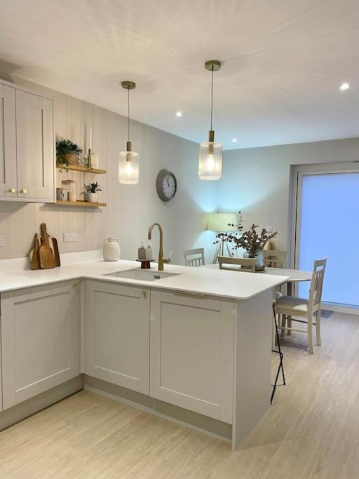 Modern, Central Bungalow With Large Garden บอร์นมัธ ภายนอก รูปภาพ
