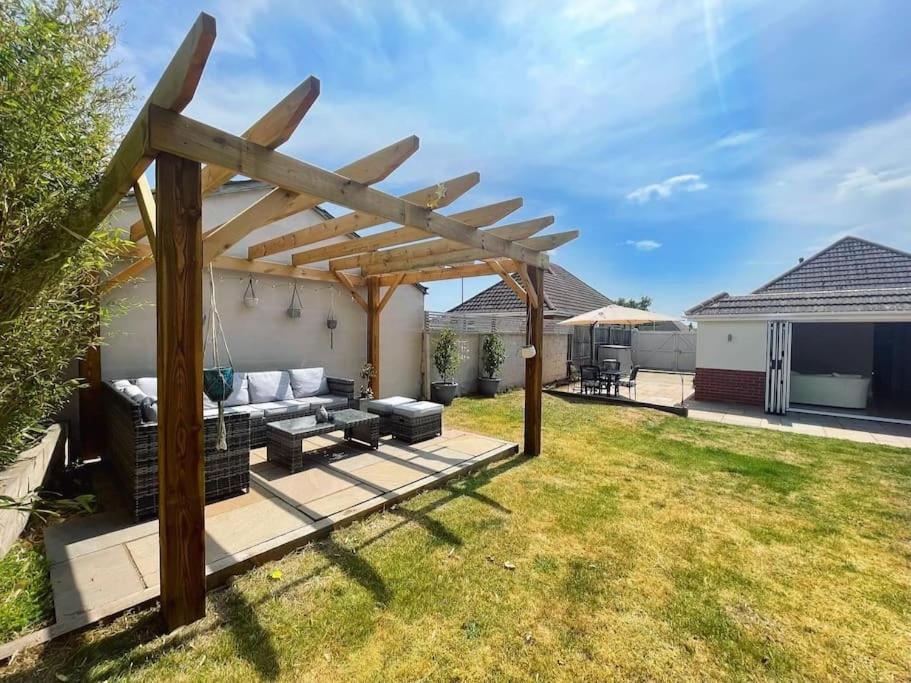 Modern, Central Bungalow With Large Garden บอร์นมัธ ภายนอก รูปภาพ