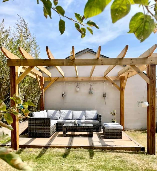 Modern, Central Bungalow With Large Garden บอร์นมัธ ภายนอก รูปภาพ